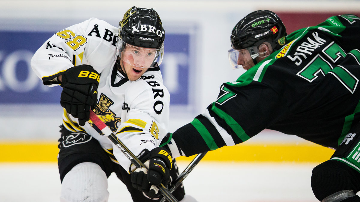AIK:s Victor Ahlström och Rögles Martin Strbak i en duell.