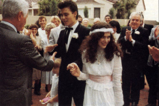 1983 gifte sig Depp med Lori Anne Allison. De träffades genom en bandkompis. För ja, Depp gör även musik. Men tyvärr gick de skilda vägar 1985.
