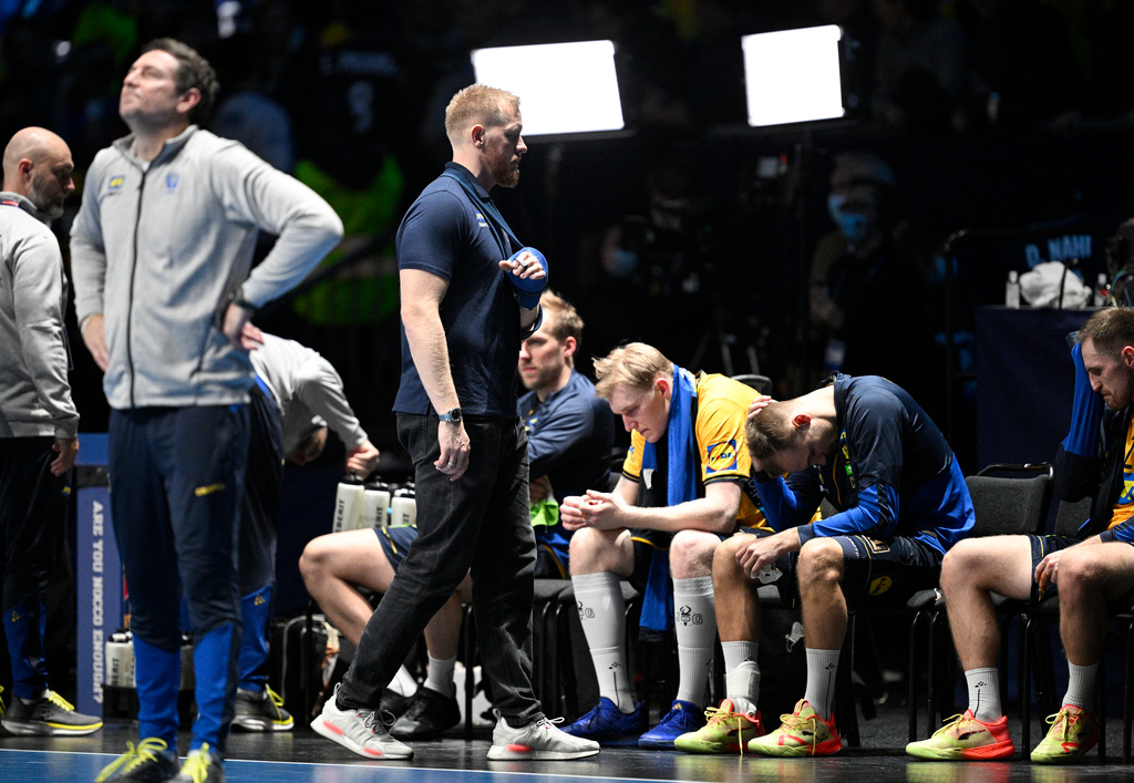 Jim Gottfridsson tröstar sina kamrater efter förlusten mot Frankrike.