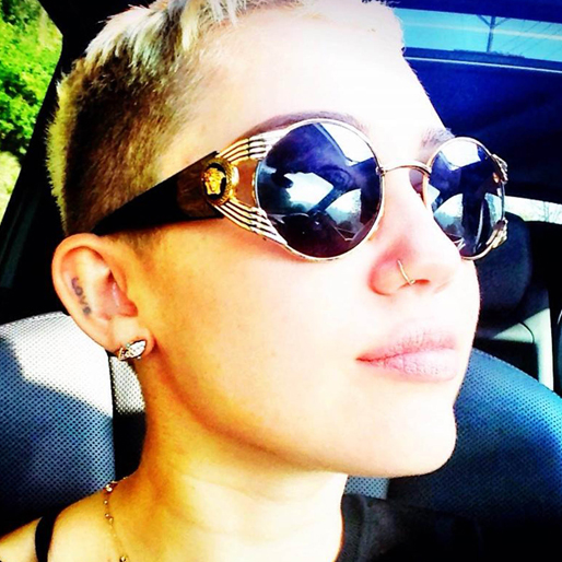 Mileys andra tatuering gjorde hon år 2010. Då skrev hon "LOVE" på sitt högra öra. Mileys andra tatuering gjorde hon år 2010. Då skrev hon "LOVE" på sitt högra öra.