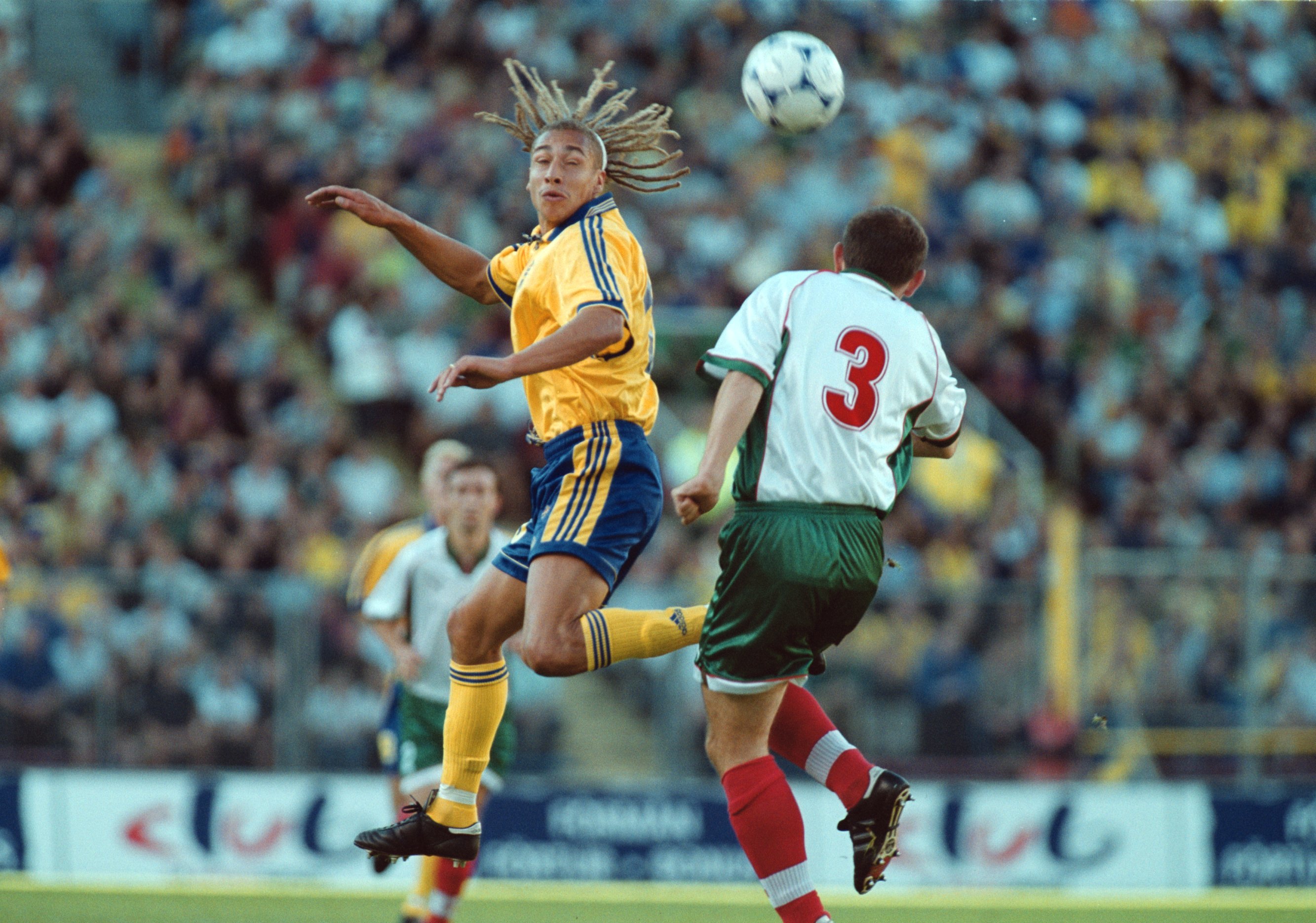 Henrik Larsson i duell med en bulgarisk spelare i EM-kvalet 1999.