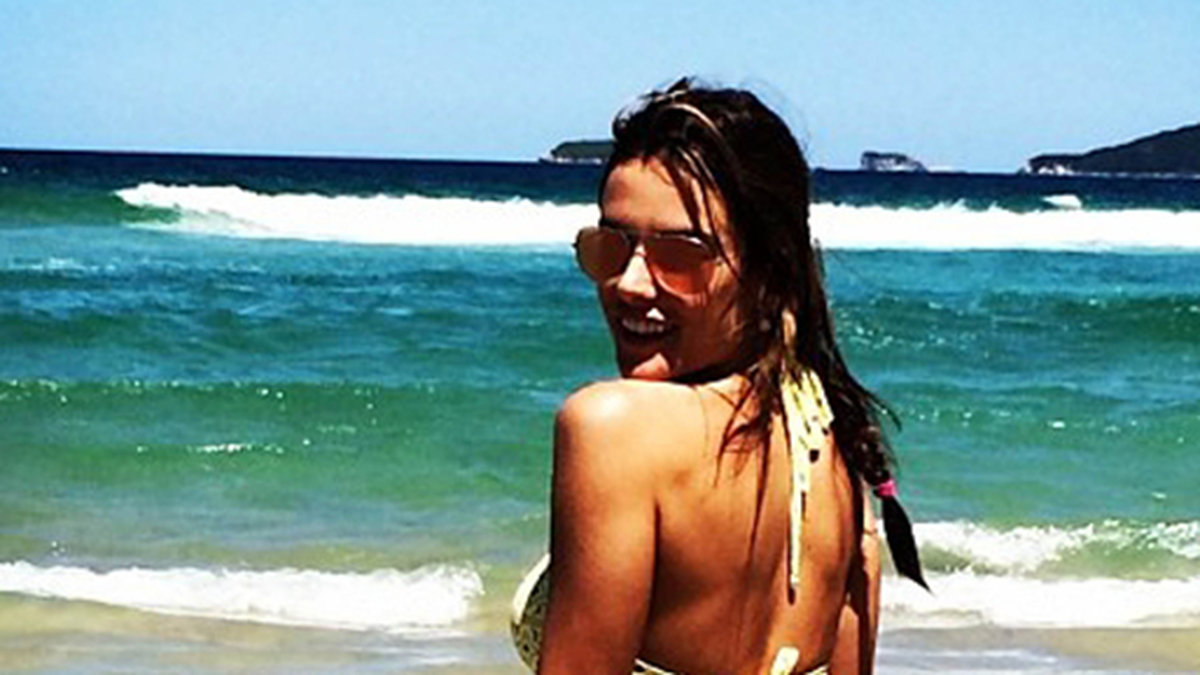 Alessandra Ambrosio poserar i sin bikini.