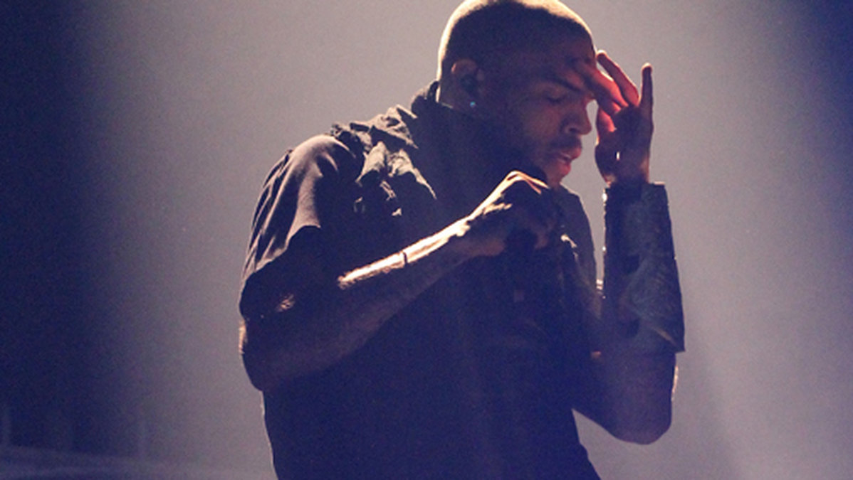 Chris Brown uppträder under sin Carpe Diem-turné.