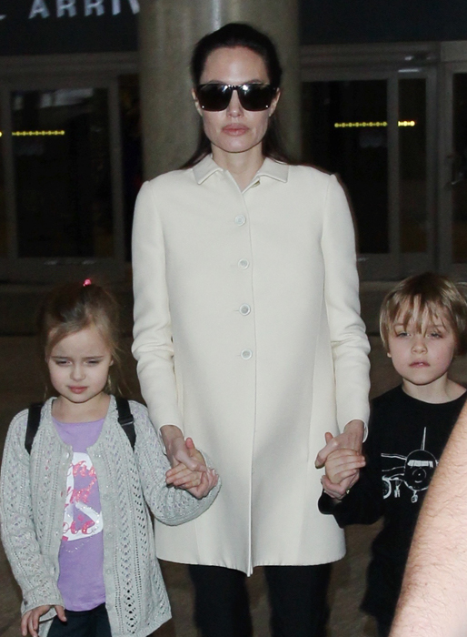 Angelina Jolie och hennes småttingar Knox och Vivienne på Los Angeles flygplats. Angelina Jolie och hennes småttingar Knox och Vivienne på Los Angeles flygplats.
