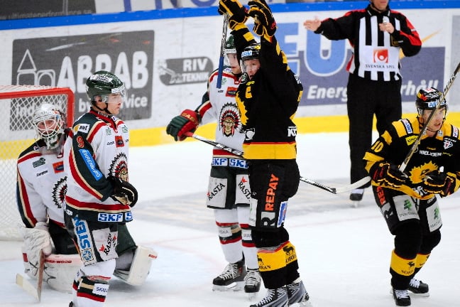 Joakim Lindström firar sitt matchavgörande mål.
