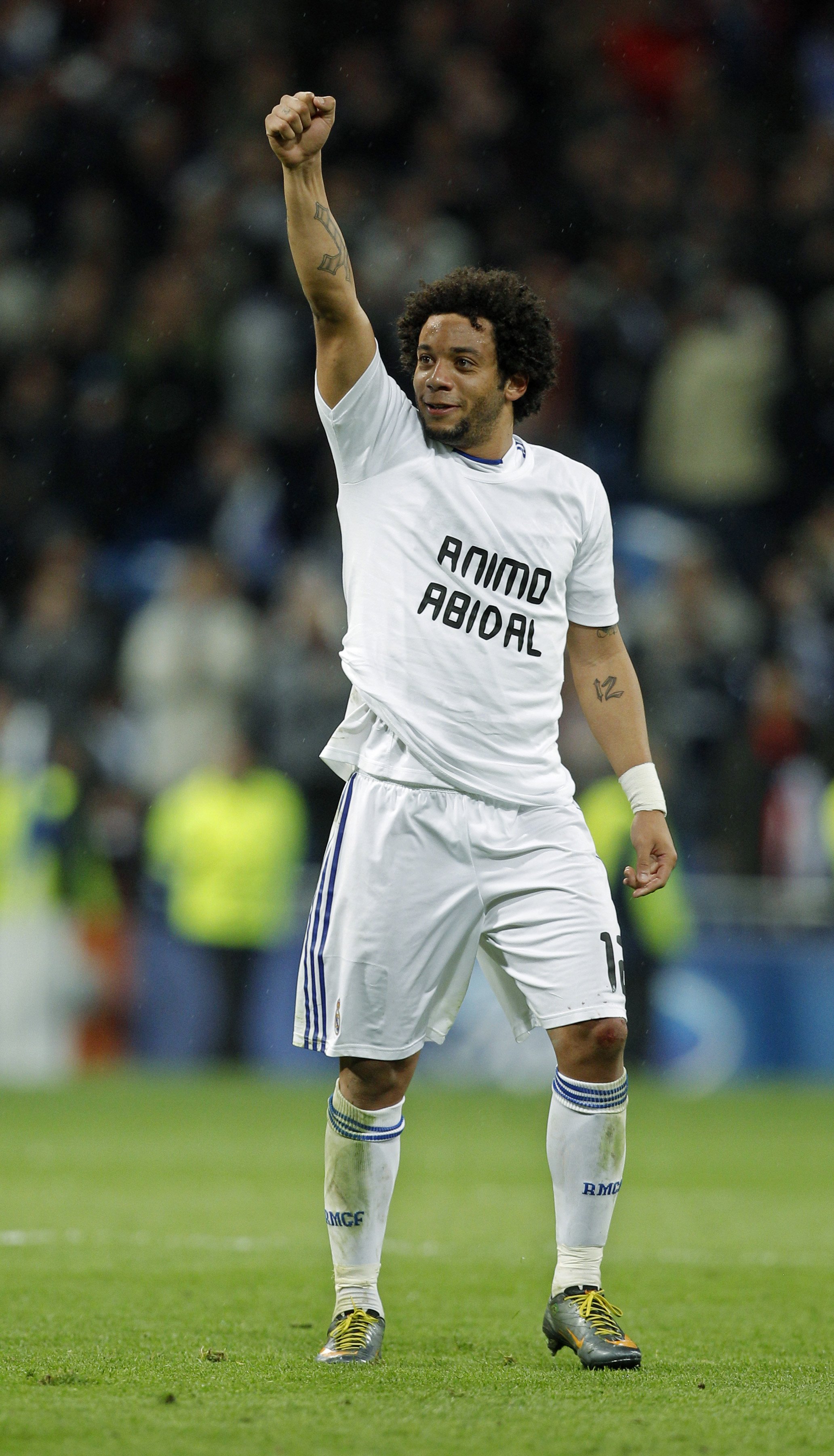 Även Real Madrids spelare och supportrar har visat sitt stöd till den cancersjuke fransmannen.