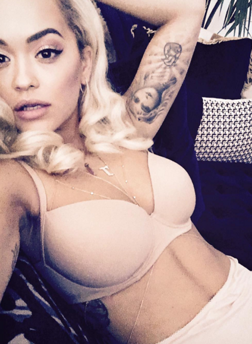Rita Ora posar loss. Rita Ora posar loss.