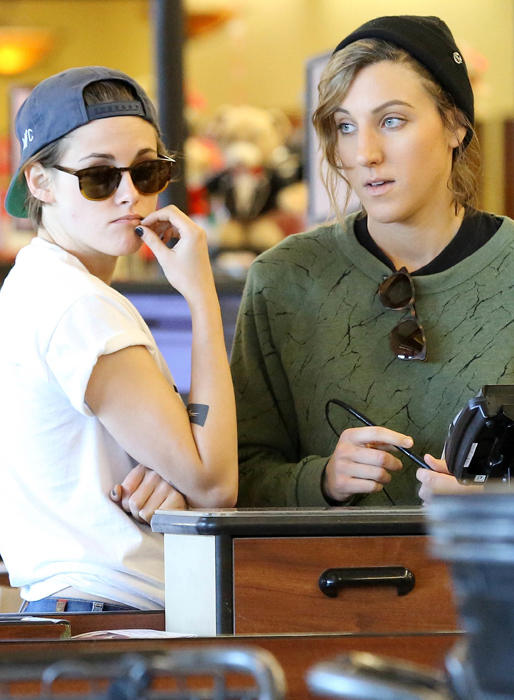 Kristen Stewart och flickvännen Alicia Cargile tar en kaffe i Kalifornien. Kristen Stewart och flickvännen Alicia Cargile tar en kaffe i Kalifornien.