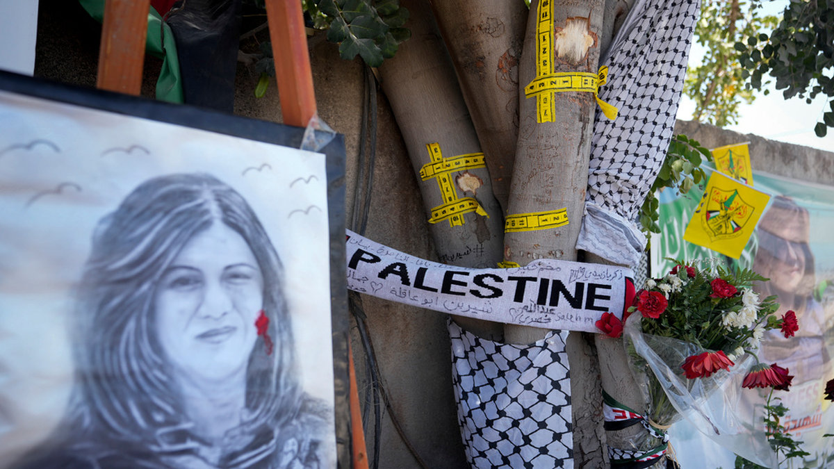 Palestinsk-amerikanska journalisten Shireen Abu Akleh hedras på den plats där hon sköts ihjäl. Arkivbild.
