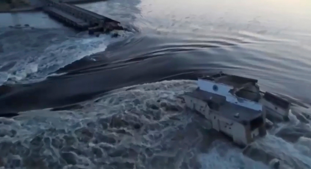 Vatten forsar ut från den förstörda dammen i Kachovka i södra Ukraina. Bilden är tagen från en video som släppts av Ukrainas presidentkansli.