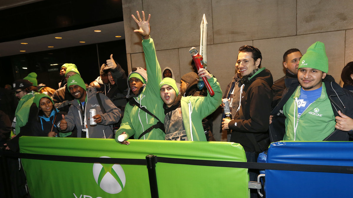 Tusentals fans stod i kö för att få ta med sig en Xbox One hem till soffan. 