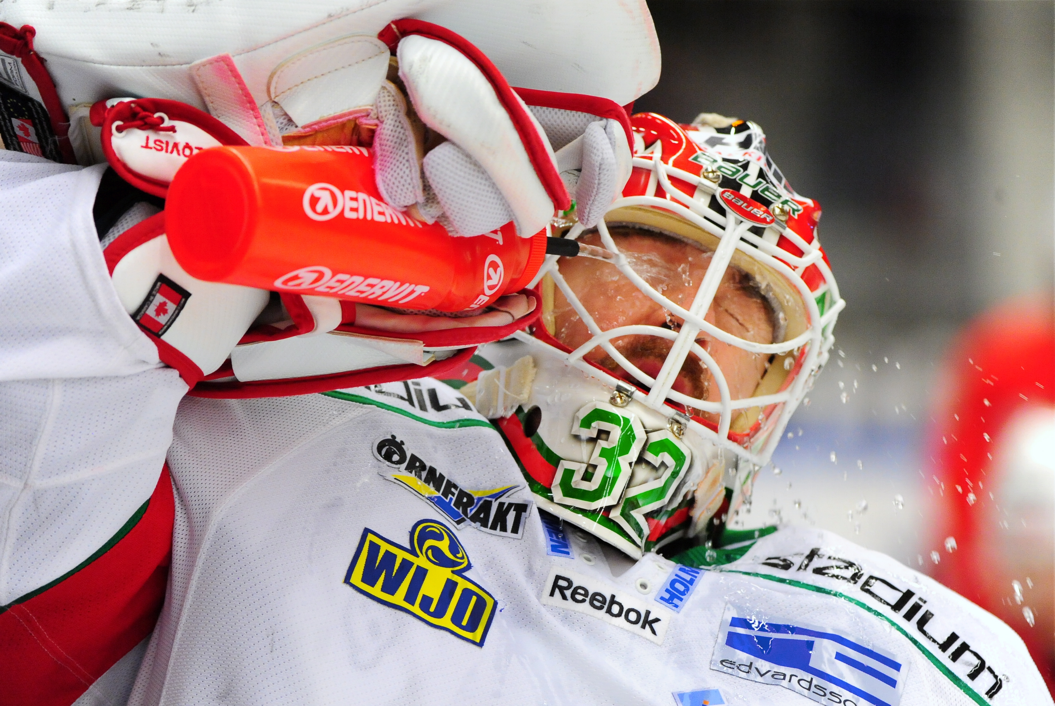 Mikael Tellqvist släppte in en puck från Ericsson i söndags efter att ha hållit nollan i fem perioder.