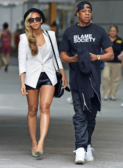 Är det här Rihannas hemliga dubbelgångare på stan? Nej, det är bara vansinnigt stilsäkra Beyoncé med pojkvännen Jay-Z vid sin sida. Är det här Rihannas hemliga dubbelgångare på stan? Nej, det är bara vansinnigt stilsäkra Beyoncé med pojkvännen Jay-Z vid sin sida.