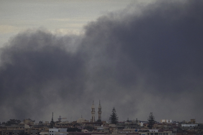 Svart rök ligger tät över Benghazi. Svart rök ligger tät över Benghazi.
