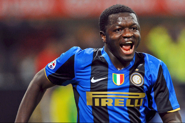 Sullay Muntari kör vidare i Milano. Dock byter han färg på tröjan, från den svartblåa dressen till de rödsvartas dito. Sullay Muntari kör vidare i Milano. Dock byter han färg på tröjan, från den svartblåa dressen till de rödsvartas dito.