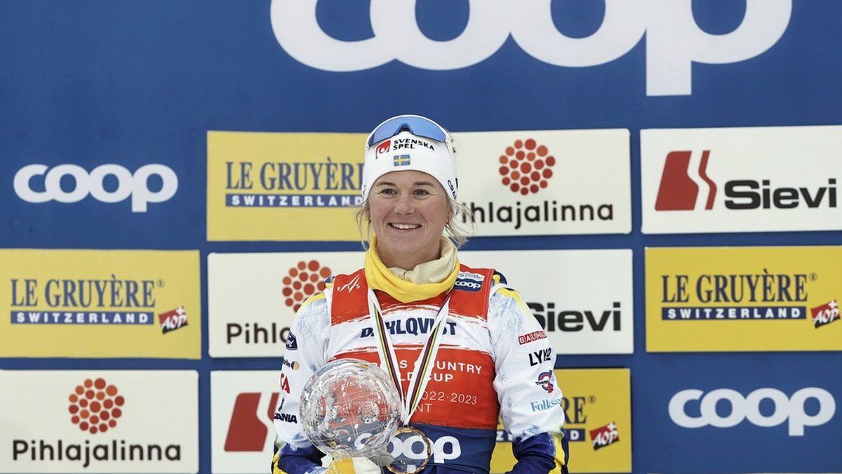 Maja Dahlqvist med pokalen för sprintcupen.