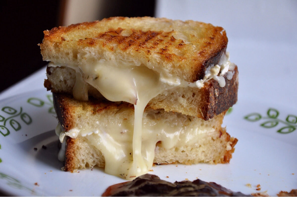 En klassisk grilled cheese. En klassisk grilled cheese.