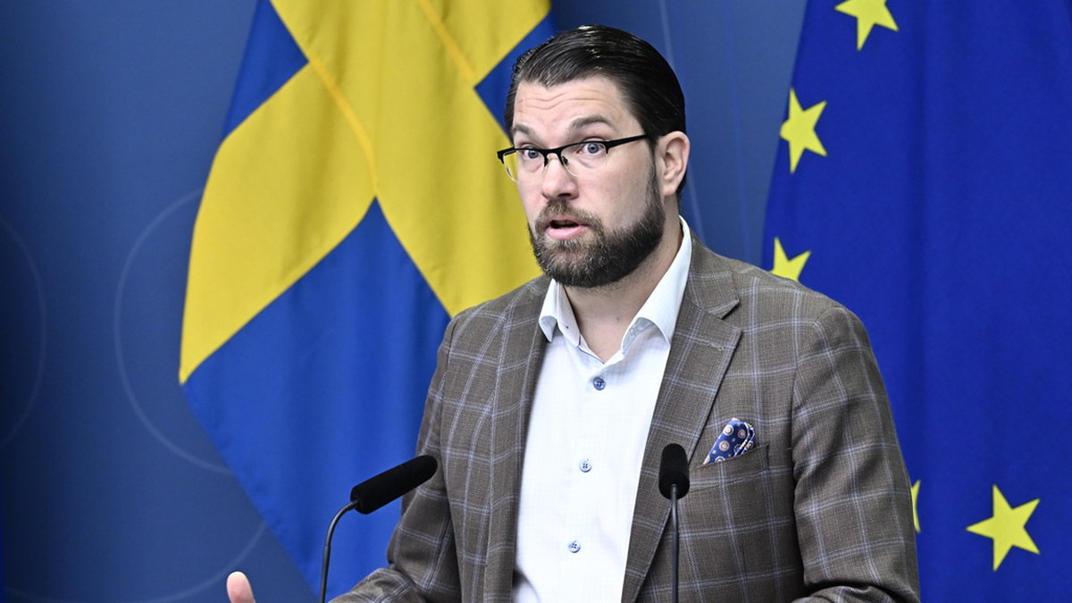 Sverigedemokraterna anser att Sveriges EU-medlemskap börjar bli lik en 'tvångströja' och det bör utvärderas, skriver partiledaren Jimmie Åkesson i en debattartikel.