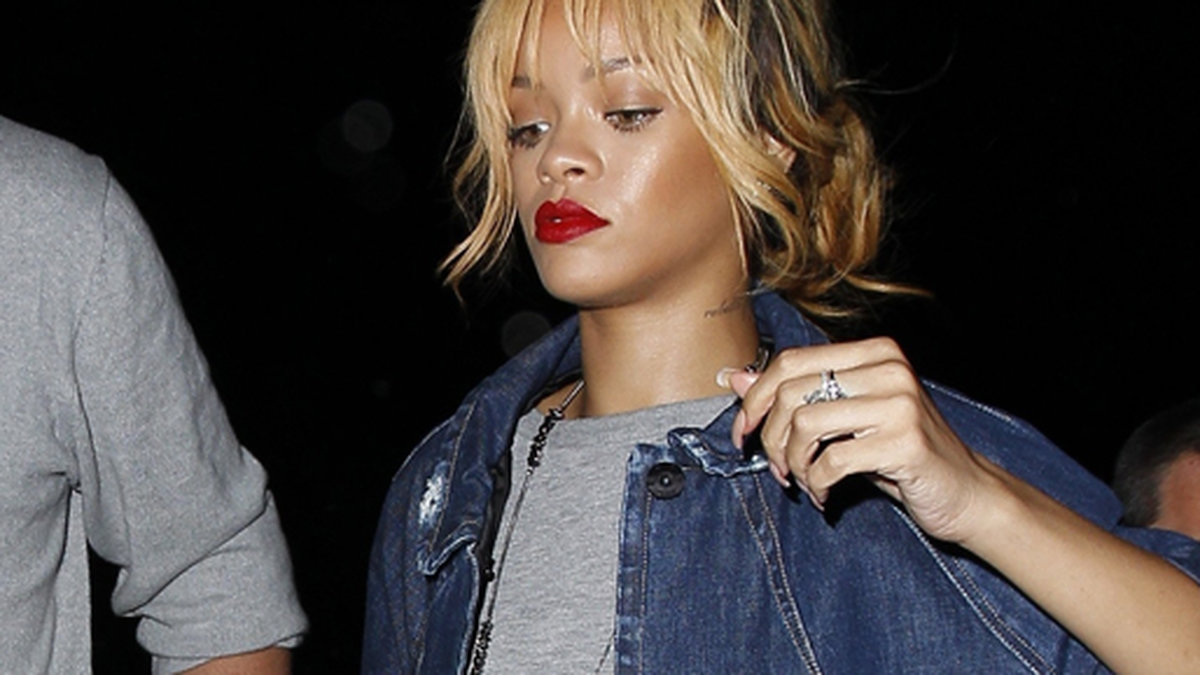 Rihanna, vad hände här? Vems är blottar-rocken i jeanstyg?