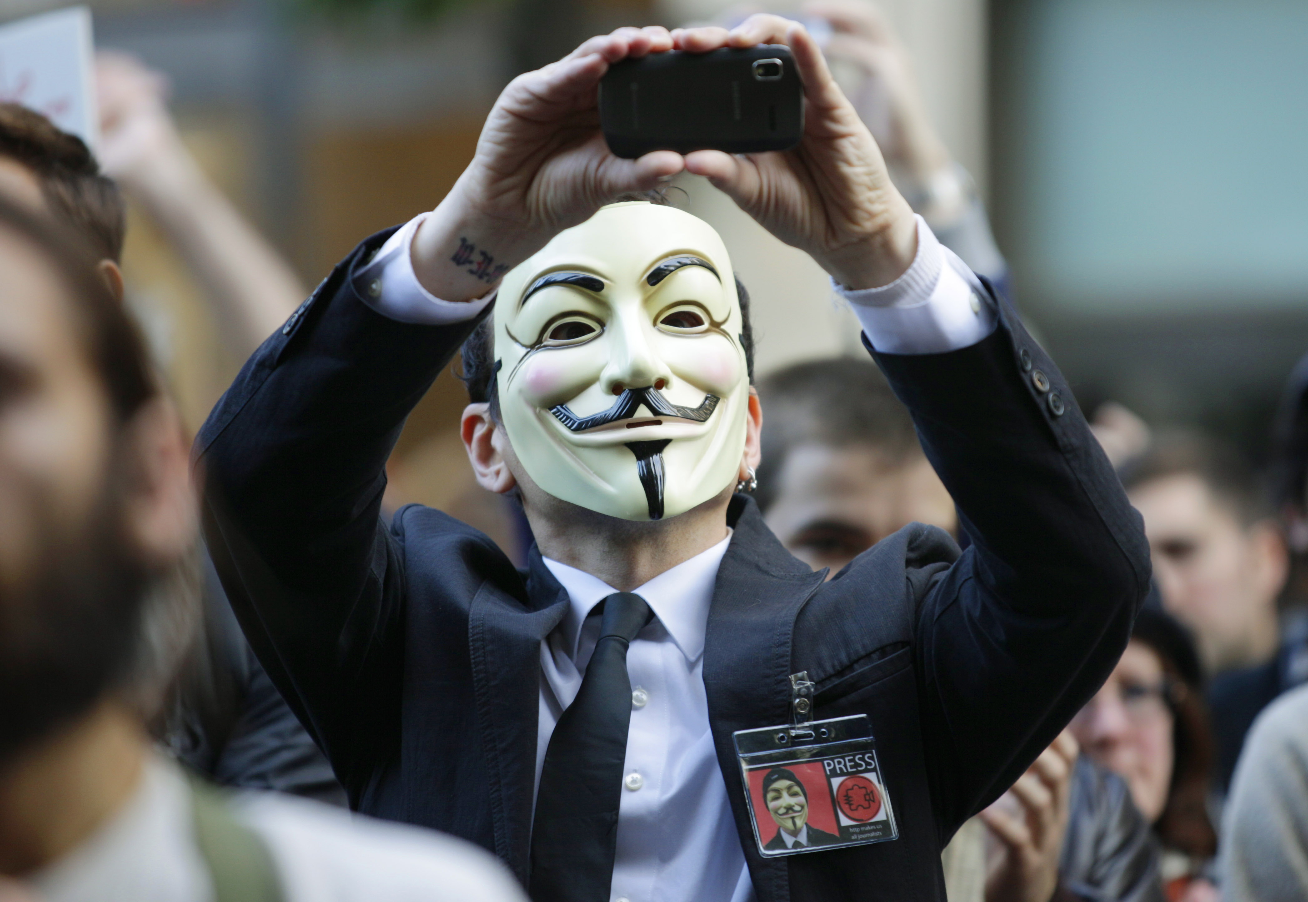 Guy Fawkes-masken har blivit vanligare och vanligare när människor gett sig ut på gator och torg för att demonstrera, framför allt när det varit mot nya lagar som reglerar internet.