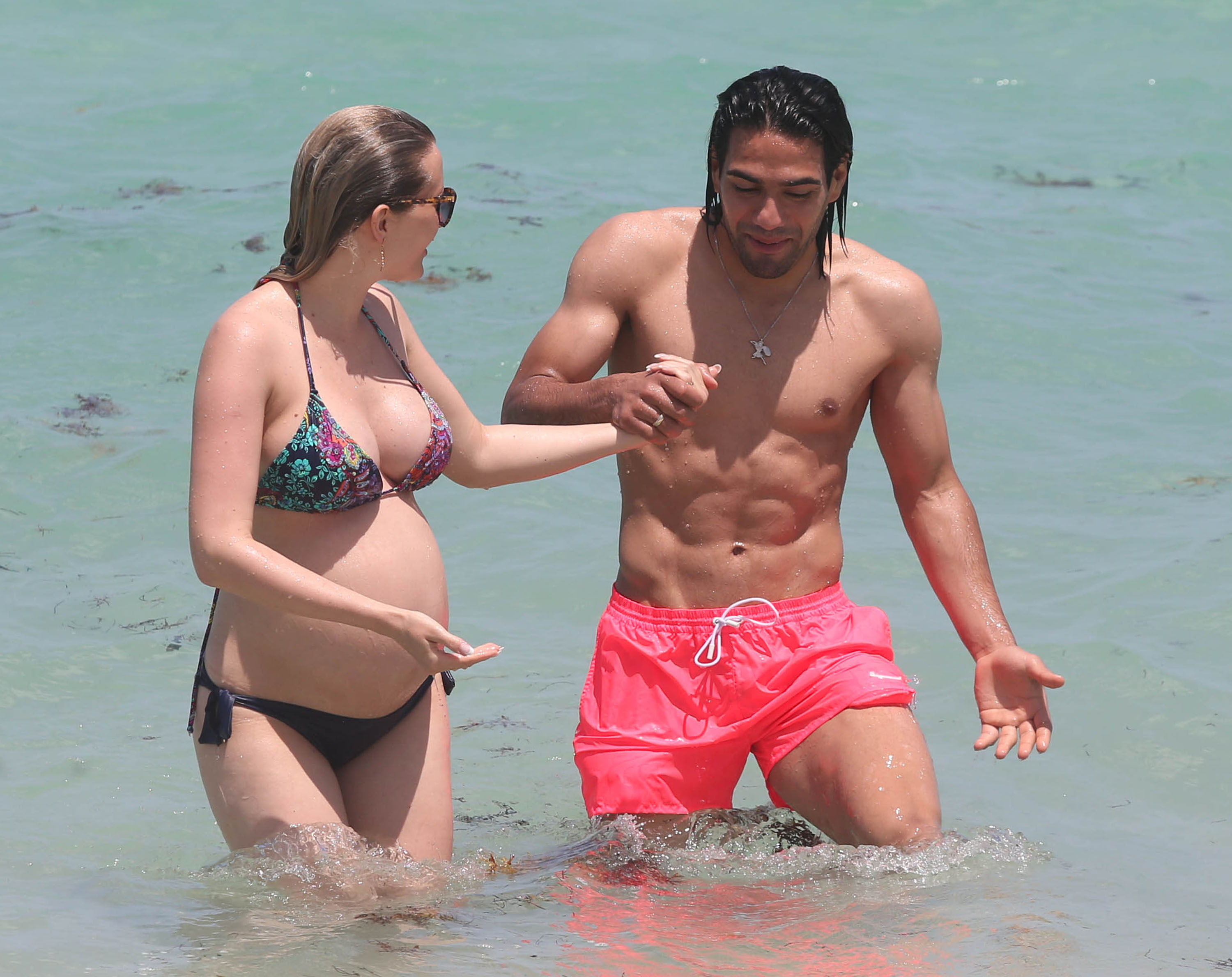 Monacos nyförvärv Radamel Falcao tillsammans med sin höggravida fru Lorelei Taron i Miami. Monacos nyförvärv Radamel Falcao tillsammans med sin höggravida fru Lorelei Taron i Miami.