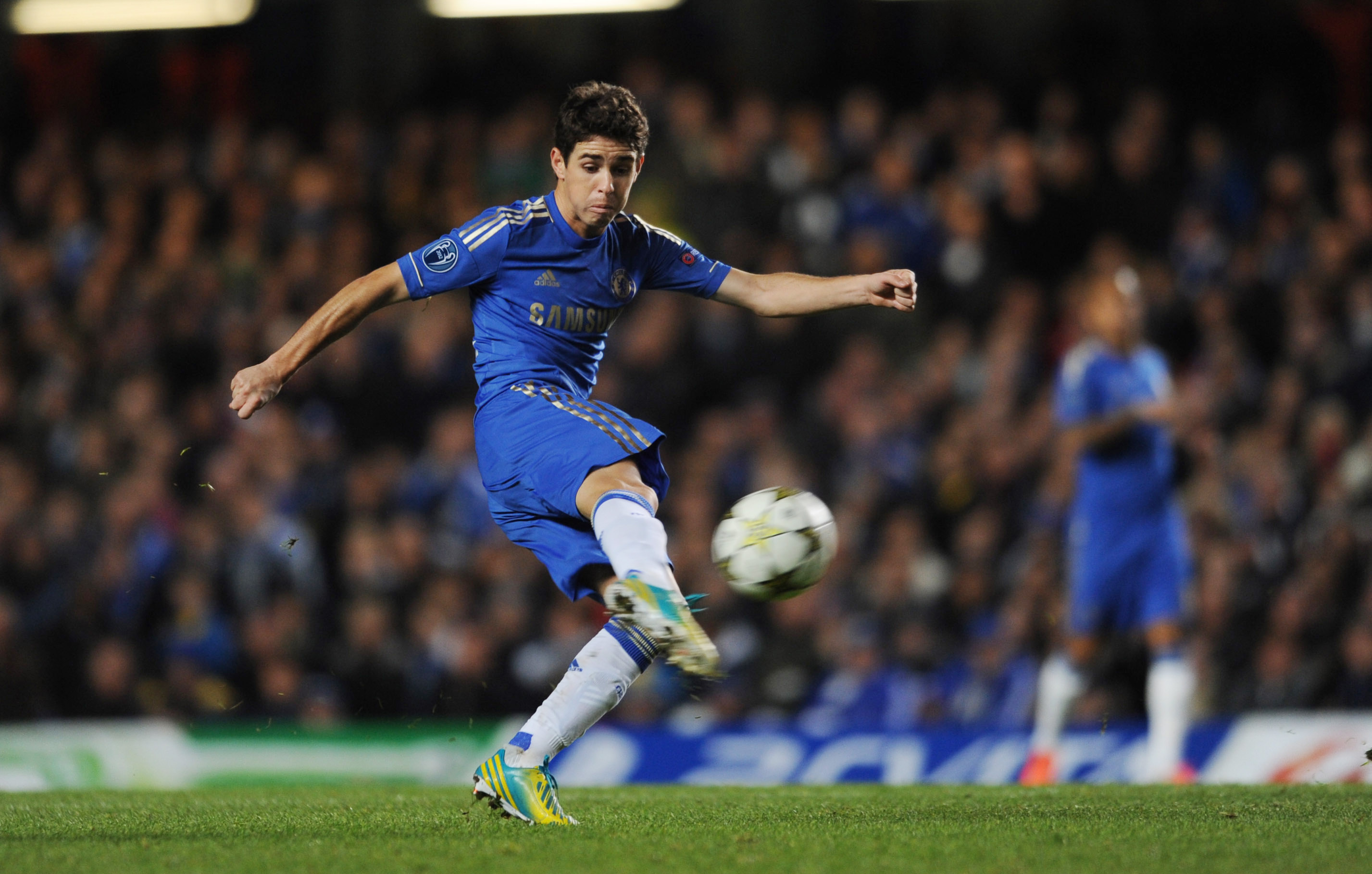 3. Oscár. 21 år, Chelsea. Har redan hunnit bli en favorit hos den nya hemmapubliken på Stamford Bridge. Tillsammans med Juan Mata och en kille ni strax ska få stifta bekantskap med utgör de ett av Europas farligaste offensiva mittfält. En viktig kugge i ett generationsväxlande Chelsea. 3. Oscár. 21 år, Chelsea. Har redan hunnit bli en favorit hos den nya hemmapubliken på Stamford Bridge. Tillsammans med Juan Mata och en kille ni strax ska få stifta bekantskap med utgör de ett av Europas farligaste offensiva mittfält. En viktig kugge i ett generationsväxlande Chelsea.
