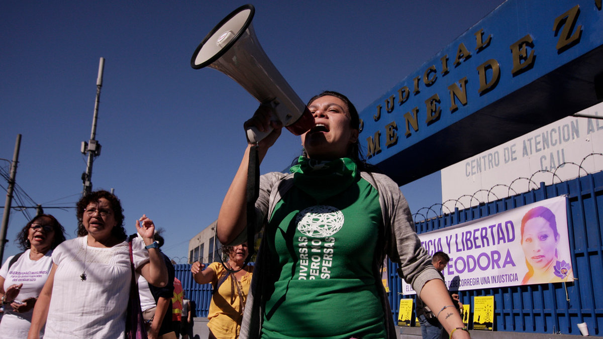 Kvinnor protesterar mot El Salvadors abortlagar och kräver att kvinnor som dömts till långa fängelsestraff för att ha gjort abort släpps fria. Arkivbild.