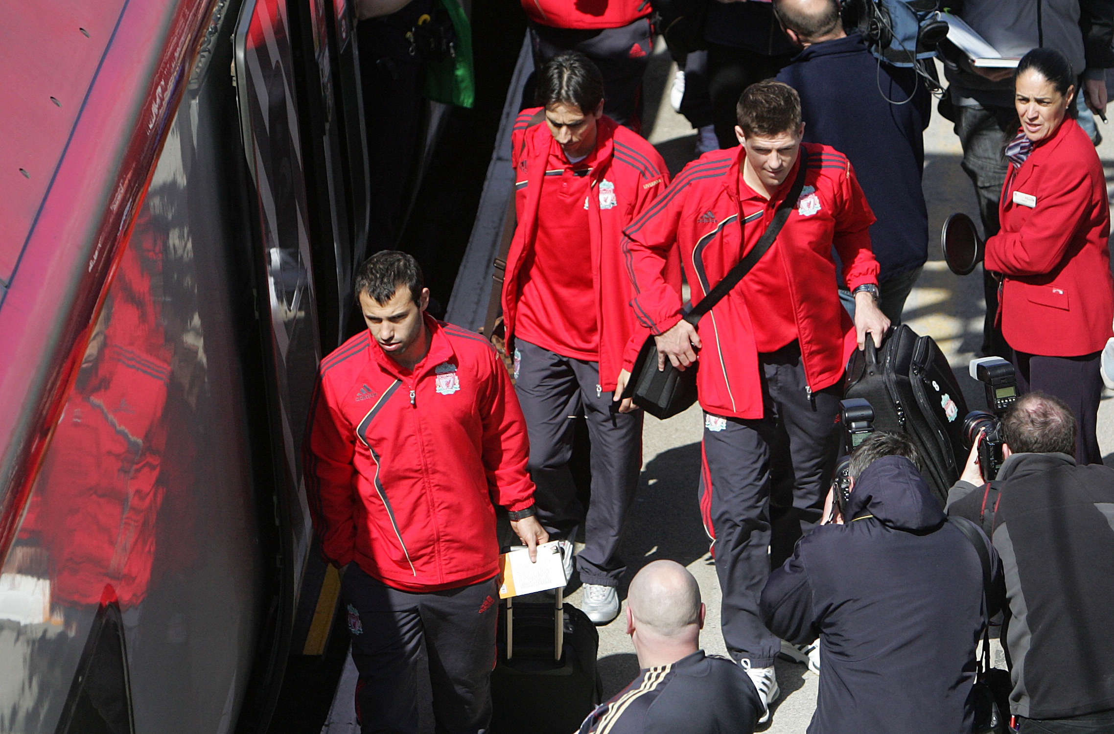 Liverpool-spelarna kliver på tåget och påbörjar den 24 timmar långa resan till Madrid.