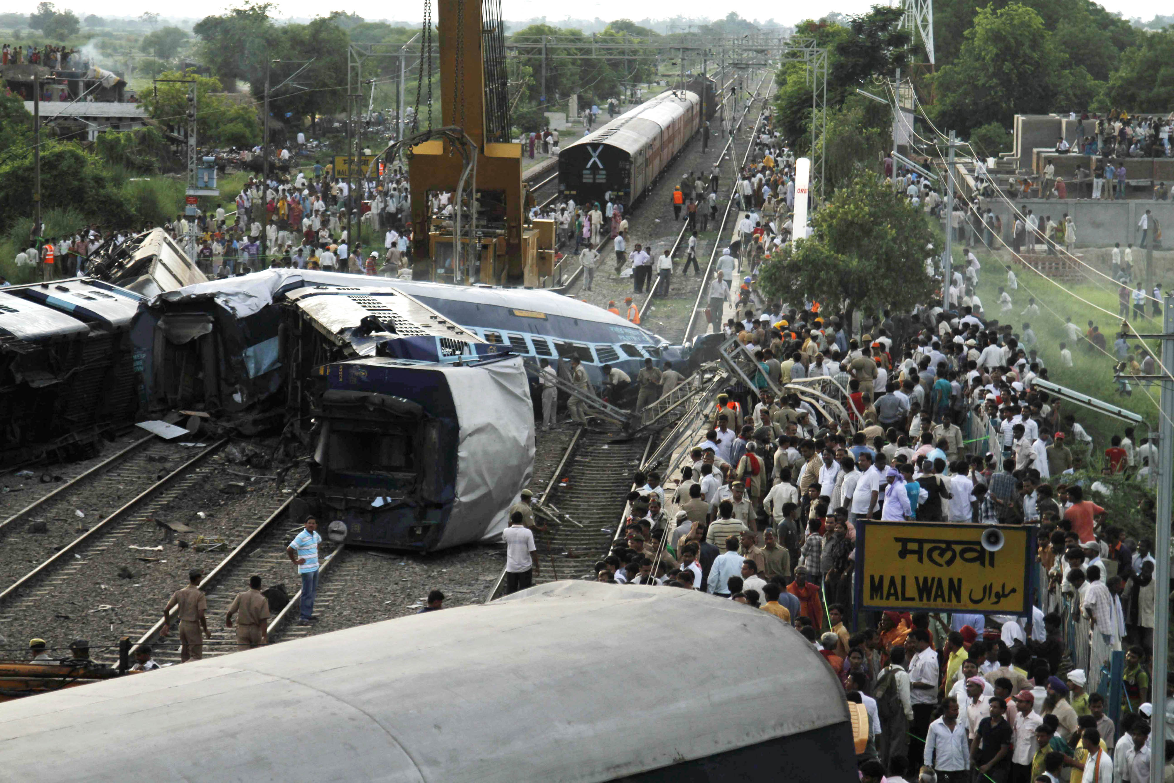 Ett tåg på med destination New Delhi spårade på söndagen ur. I nuläget beräknas 63 människor ha omkommit, en siffra som kan öka. Enligt nyhetsbyrån AFP finns två svenskar bland de döda (en tredje svensk ska vara skadad), uppgifter som ännu inte nått UD be