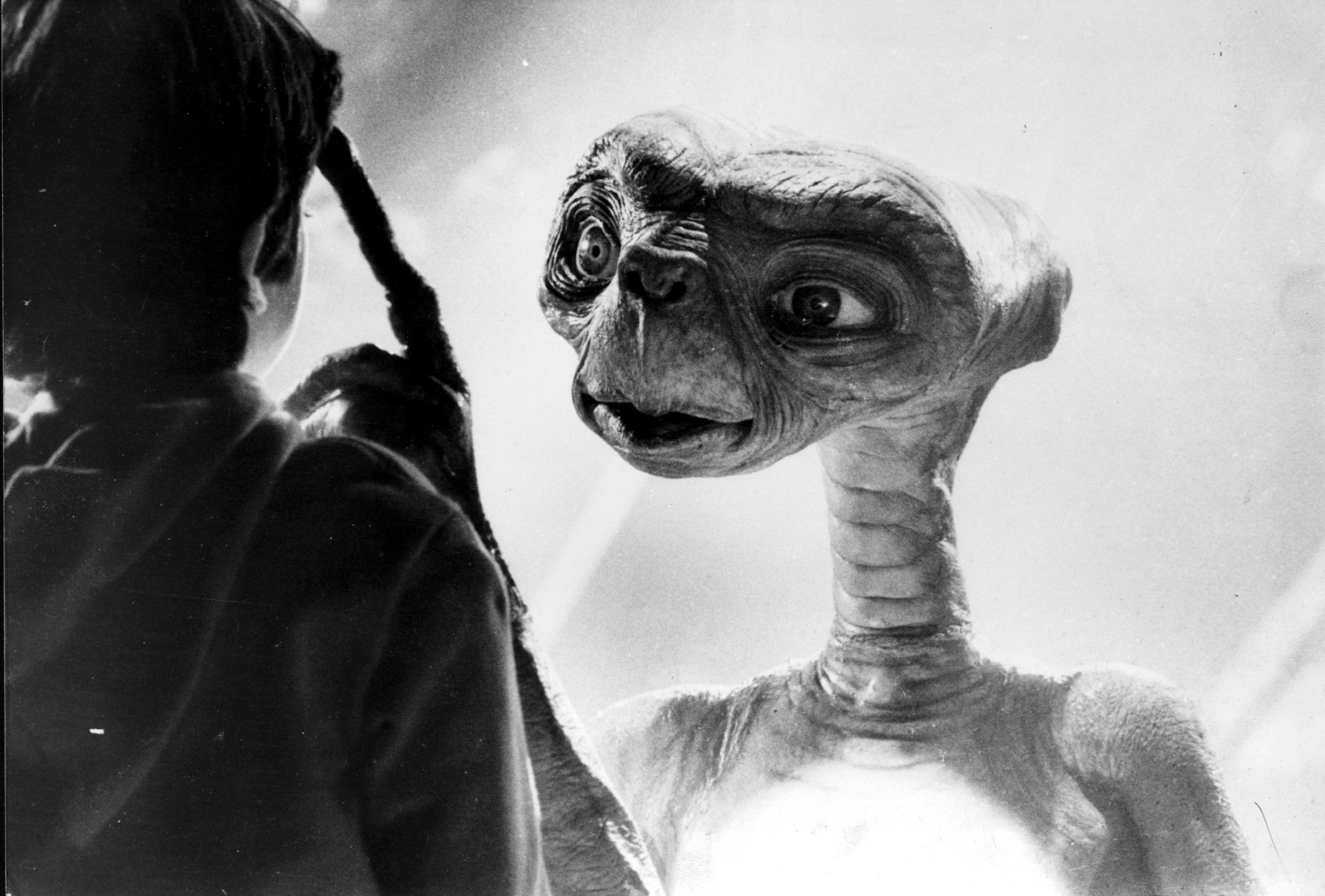 10. "E.T.". Denna klassiker från 1982 påverkar fortfarande folk världen över. Det är svårt att se den här filmen utan att fälla en tår. 