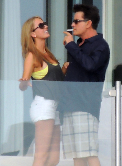 Charlie Sheen har en ny flickvän. Charlie Sheen har en ny flickvän.