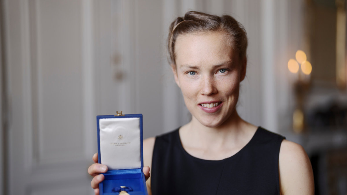 Tove Alexandersson poserar med 'Konungens medalj för förtjänster om svensk idrott' som hon blev tilldelad av kungaparet.
