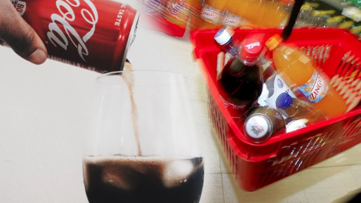 Häller upp Coca Cola, kundkorg med läsk