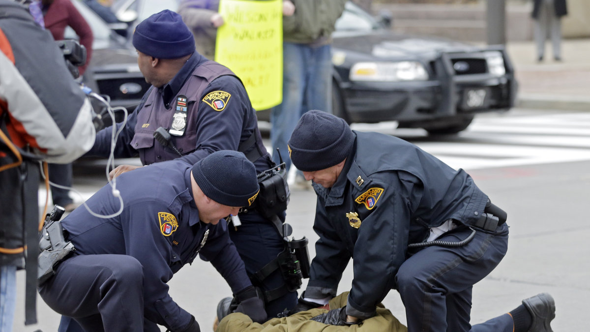 Polisen arresterar demonstranter som protesterar mot dödsskjutningen av Tamir Rice.