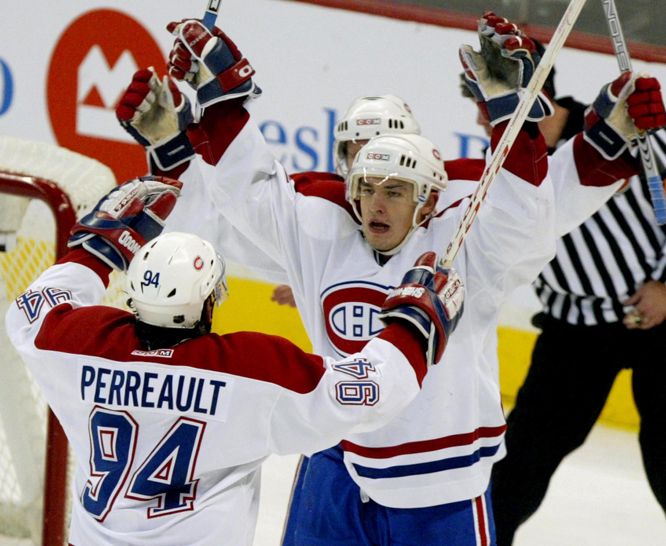 Sedan bar det av till Montreal  Canadiens. Här firar han ett mål med Yanic Perrault i november 2003.
