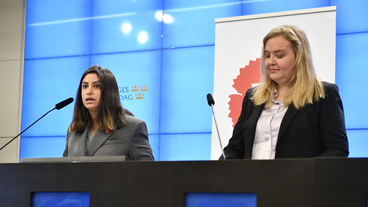 Vänsterpartiets ledare Nooshi Dadgostar och talespersonen Ida Gabrielsson presenterar partiets vårbudget.