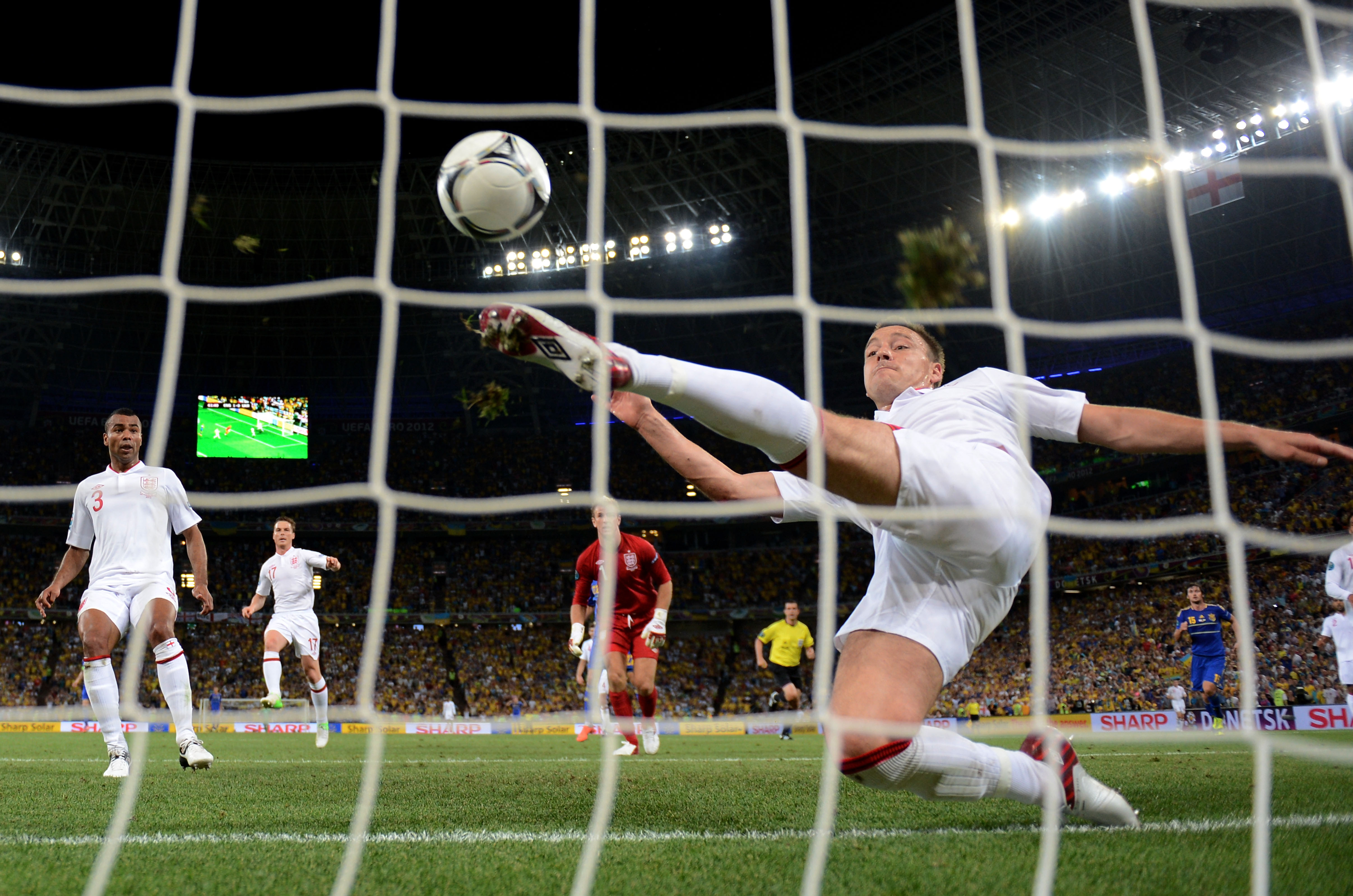 Ukraina fick ett mål bortdömt när Terry fick undan bollen för sent.