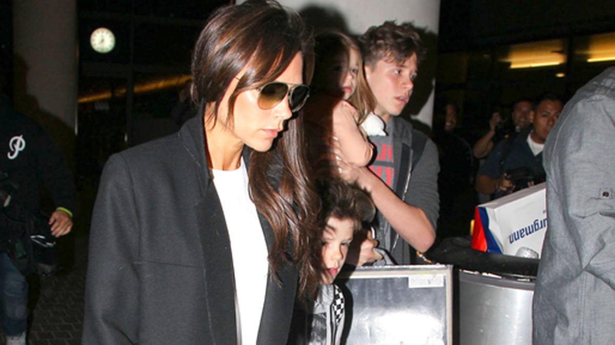 Victoria Beckham och hennes barn Brooklyn, Cruz och Harper landar på Los Angeles flygplats. 