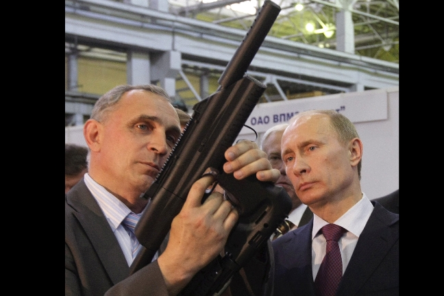 Vladimir besöker vapenfabrik, tittar storögt på vrålfarlig pistol. 