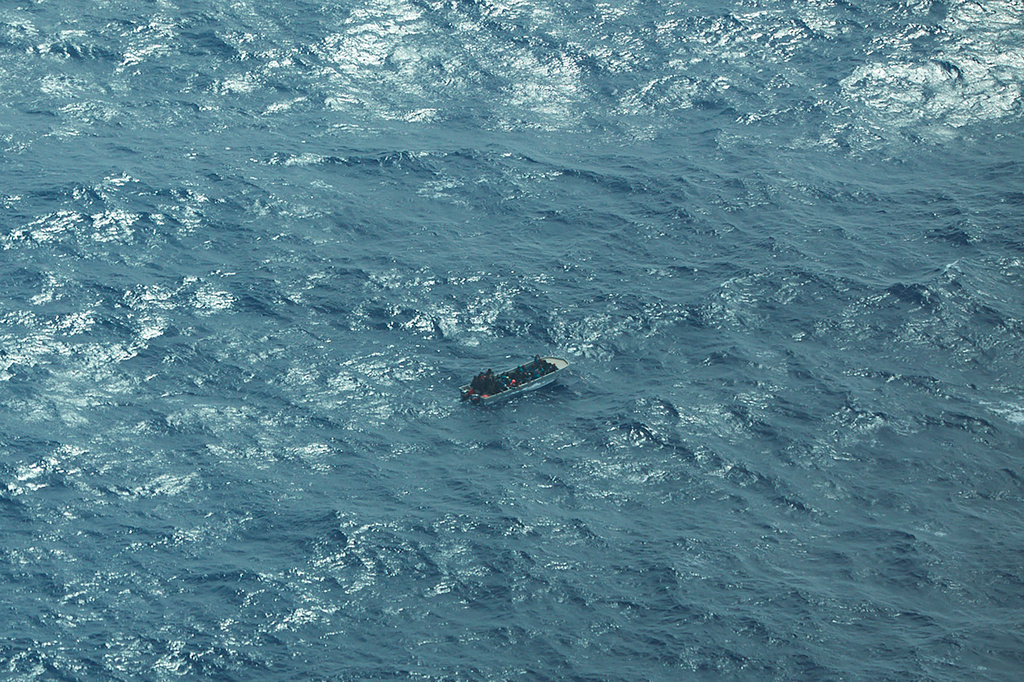 Bild på utsatt migrantbåt på Medelhavet i mars. Arkivbild.