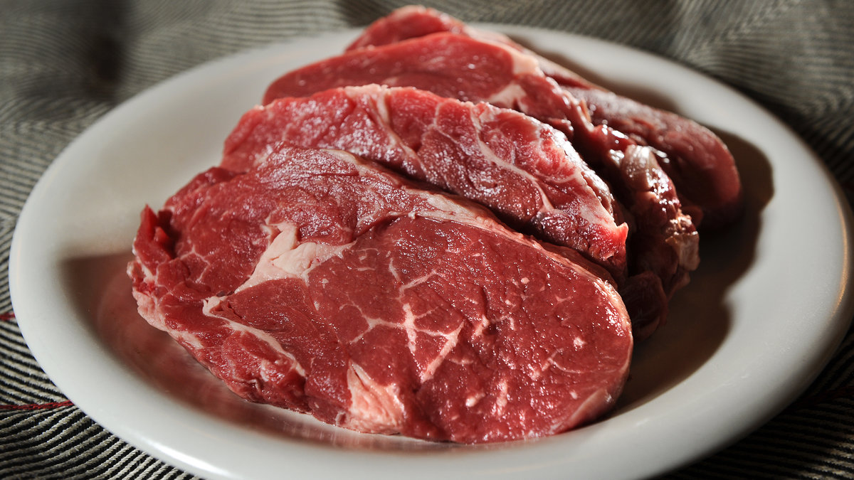 Kött innehåller mycket mättat fett. För mycket kan öka mängden kolesterol i blodet, vilket i sin tur ökar risken för hjärt-kärlsjukdom, skriver Vårdguiden.