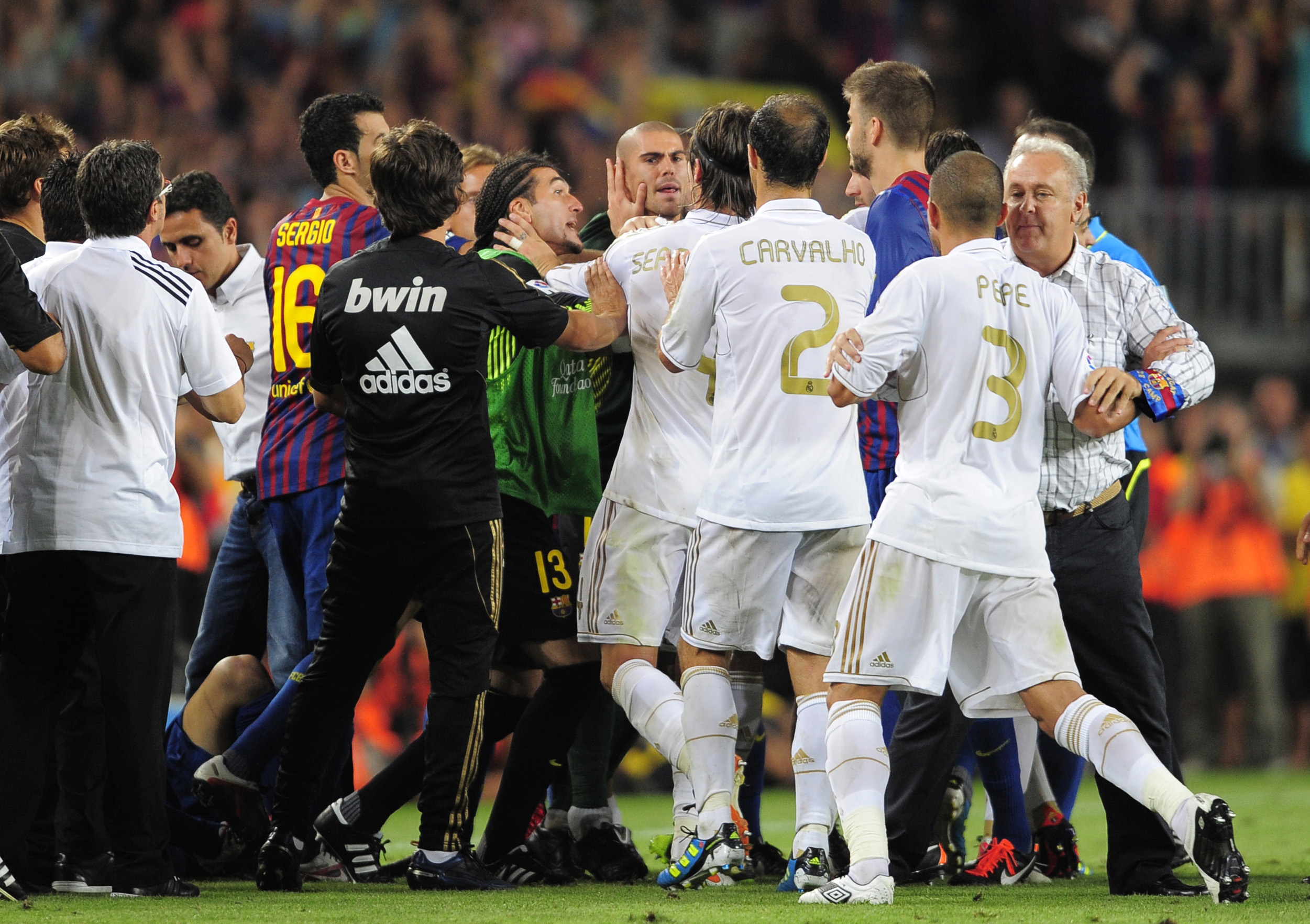 I sedvanlig ordning blev onsdagsnattens drabbning mellan Barcelona och Real Madrid en rejält stökig historia. Men även om filmningarna och de fula efterslängarna haglade, blev det här äntligen en match vi minns för de otroligt vackra målen. Och än mer för