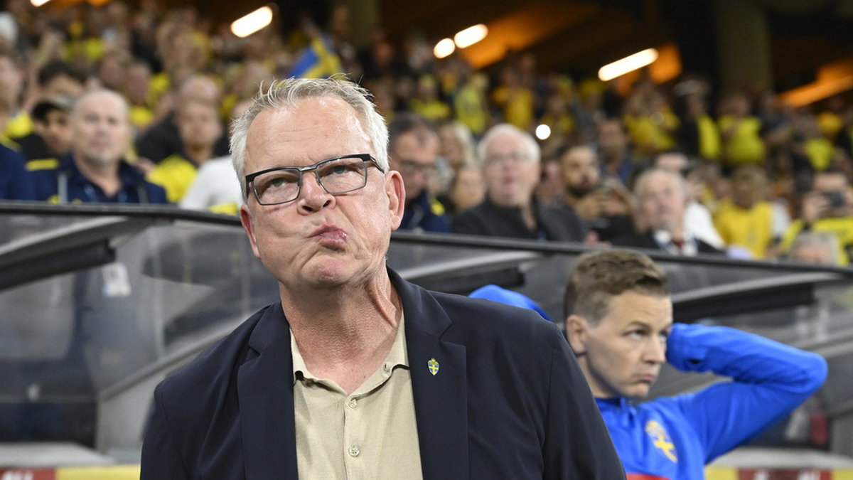 Förbundskapten Janne Andersson tänker fullfölja sitt kontrakt men Anderssonepoken är oåterkalleligen över enligt tidningarnas krönikörer.
