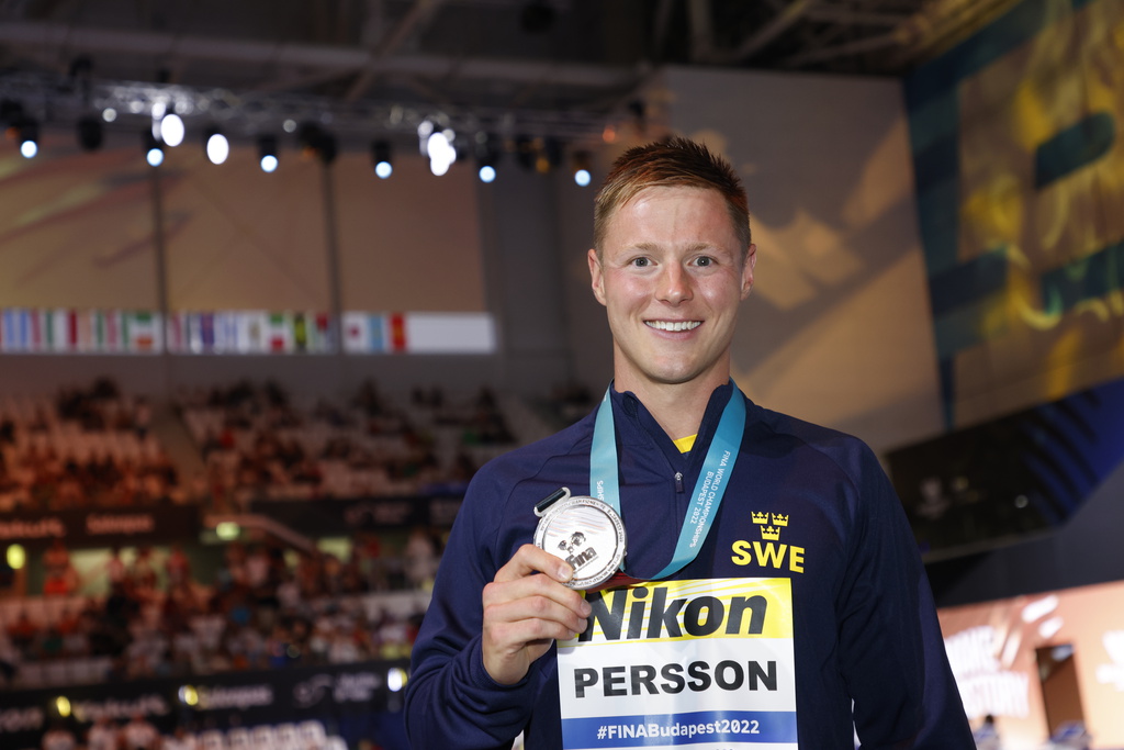 Erik Persson visar stolt upp VM-silvret, Sveriges första i VM-sammanhang på herrsidan på 15 år.