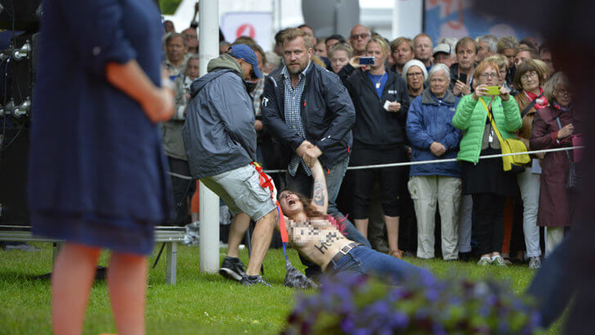 Kanske kan det bero på hennes barbröstade aktion mot Reinfeldt i Almedalen 2014?