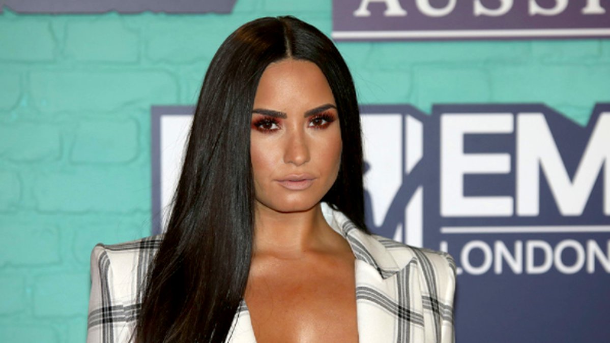 Sångerskan Demi Lovato har förts till sjukhus efter en misstänkt heroinöverdos. 