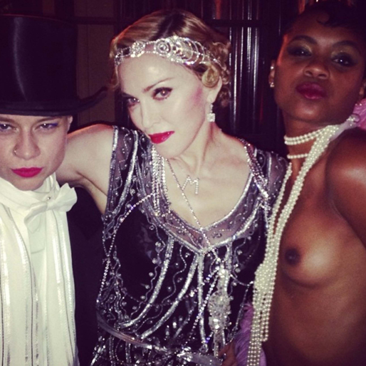Madonna festar loss. Madonna festar loss.