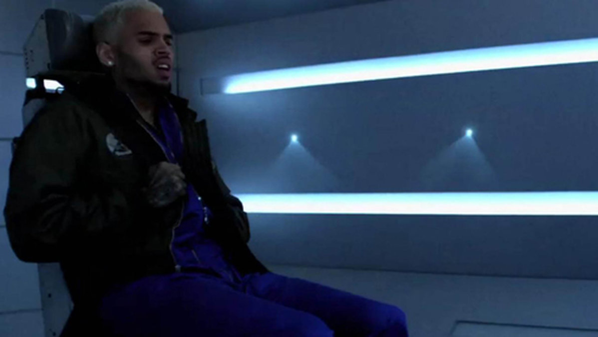 Chris Brown ska ut på en rymdresa. 