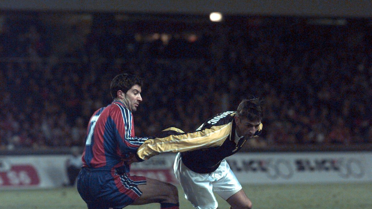 1997: Luis Figo drar i Nebojsa Novakovic tröja.
