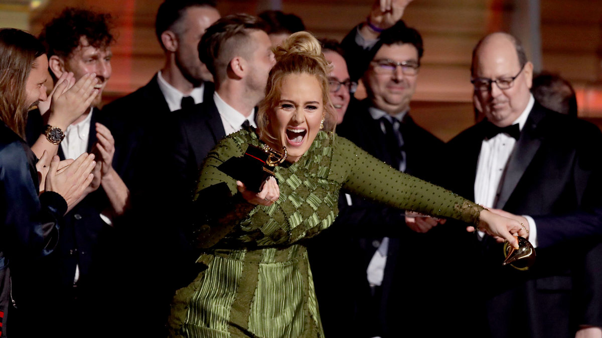 Efteråt spreds bilder på när Adele håller i sin statyett som verkar ha gått i två delar. Enligt ett rykte ska hon ha brutit av den – och sedan gett den till Beyoncé.